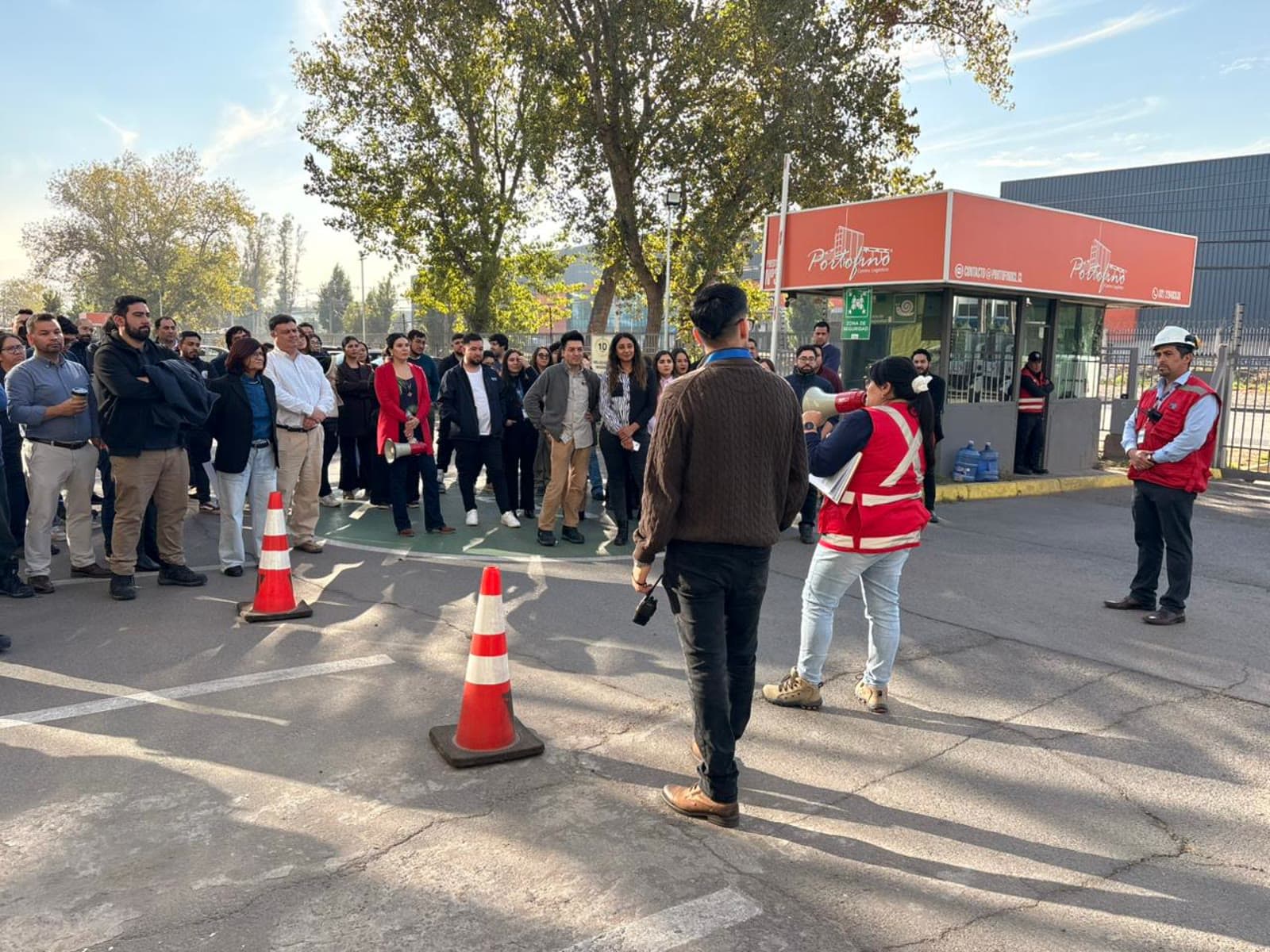 Brigada de Faena coordinando un simulacro de evacuación con el personal de una empresa en terreno.